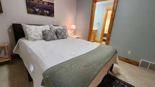 Woods Way Hideaway - minutes from Petoskey & Harbor Springs - close to beaches skiing & more! - image 12