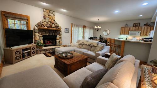 Woods Way Hideaway - minutes from Petoskey & Harbor Springs - close to beaches skiing & more! - image 4