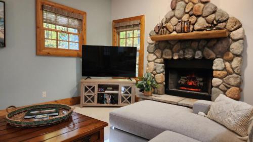 Woods Way Hideaway - minutes from Petoskey & Harbor Springs - close to beaches skiing & more! - image 10