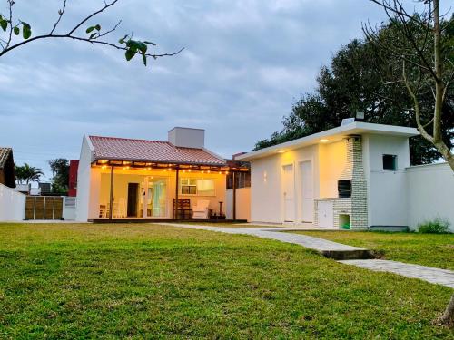 Casa de frente para lagoa com vista deslumbrante e ambiente tranquilo in มากัลเยส