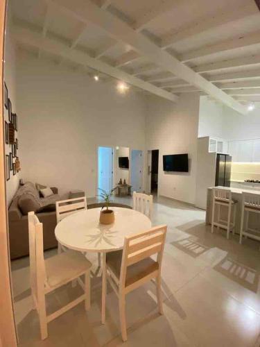 Casa de frente para lagoa com vista deslumbrante e ambiente tranquilo in มากัลเยส