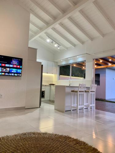 Casa de frente para lagoa com vista deslumbrante e ambiente tranquilo in มากัลเยส