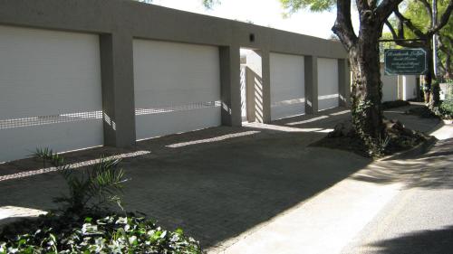 Rosebank Lodge Guesthouse by Claires - image 2