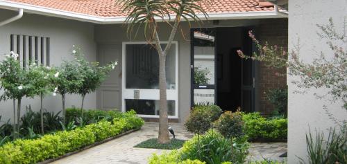 Rosebank Lodge Guesthouse by Claires - image 4