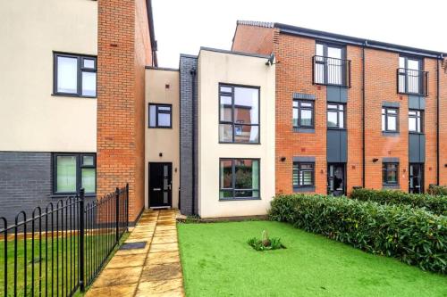 Kempthorne House by Truestays - NEW Entire House near Alton Towers in Joiner's Square