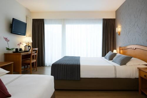 1 queen bed, 1 twin bed
