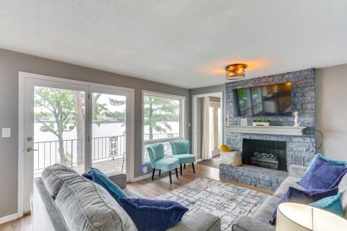 2 Decks, Lake Views! Group Escape in Osage Beach, Osage Beach