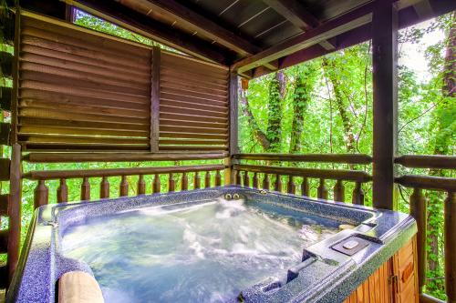 Bear Hugs - Hot Tub, 2 Fire Pits, and Fireplace in Pigeon Forge, USA