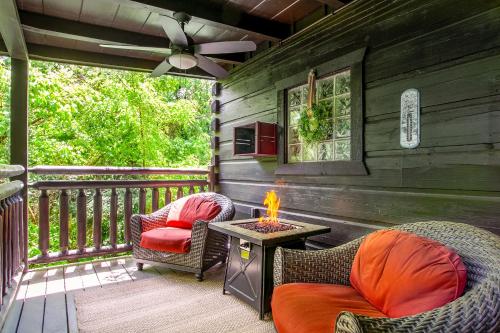 Bear Hugs - Hot Tub, 2 Fire Pits, and Fireplace in Pigeon Forge, USA