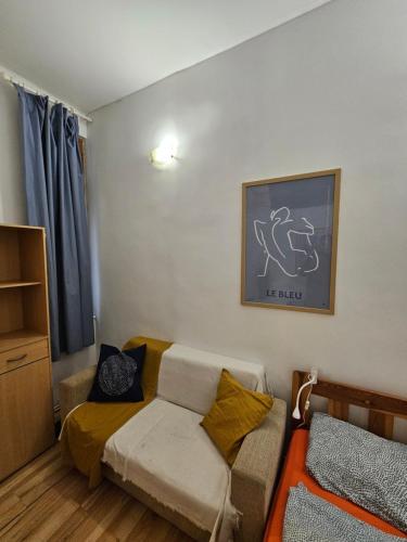 Vibrant City Center Rooms 3
