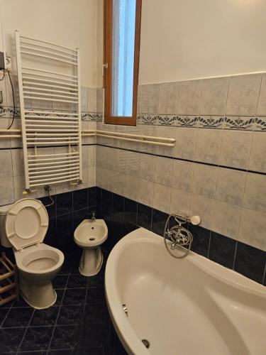 Vibrant City Center Rooms 2
