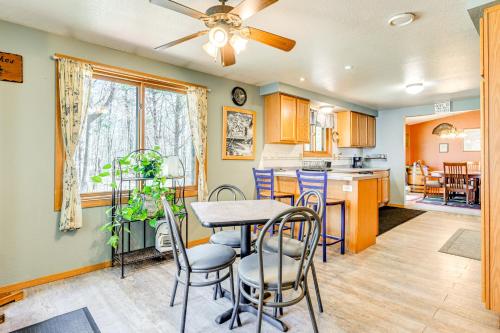 Furnished Deck with Forested Views Manawa Home! in 馬納瓦 (WI)
