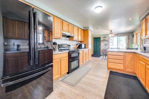 Furnished Deck with Forested Views Manawa Home! in 馬納瓦 (WI)