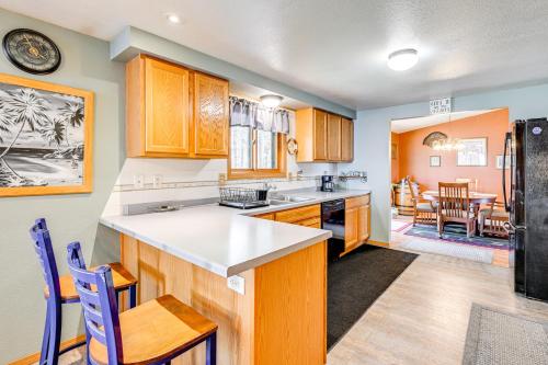 Furnished Deck with Forested Views Manawa Home! in 馬納瓦 (WI)
