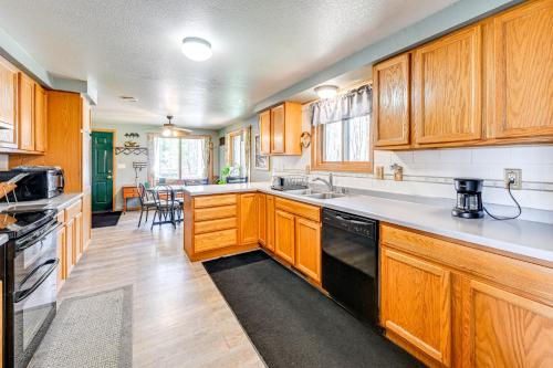 Furnished Deck with Forested Views Manawa Home! in 馬納瓦 (WI)