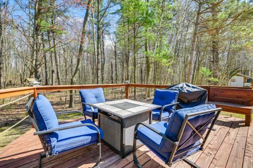 Furnished Deck with Forested Views Manawa Home! in 馬納瓦 (WI)