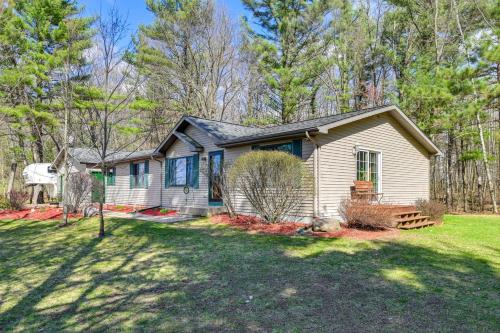 Furnished Deck with Forested Views Manawa Home! in 馬納瓦 (WI)