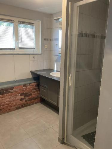 Vannituba, Chalets confortables à Ventenac-Cabardès 130 m² avec piscine partagée (Chalets confortables a Ventenac-Cabardes 130 m² avec piscine partagee) in Ventenac-Cabardes