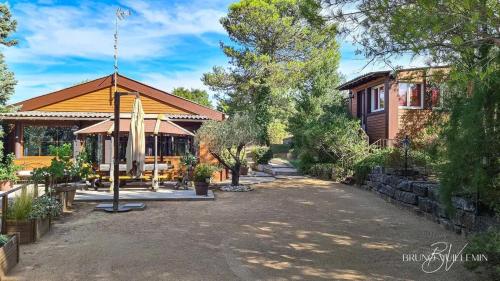 Chalets confortables à Ventenac-Cabardès 130 m² avec piscine partagée (Chalets confortables a Ventenac-Cabardes 130 m² avec piscine partagee) in Ventenac-Cabardes