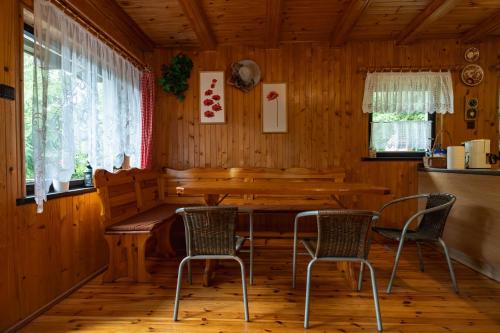 Зручності, Domek nad jeziorem in Мораг