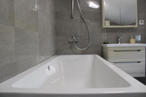 Vannas istaba, Spacious Holiday Home - Serene Village Near The Coast in Mojdež