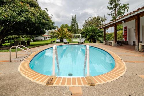 Casa en Cerritos con Piscina y 4 habitaciones in Cerritos