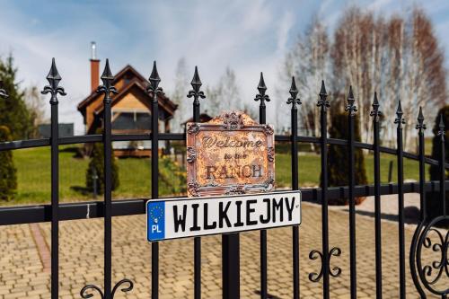 . Wilkiejmy wieś ma wzgórzu