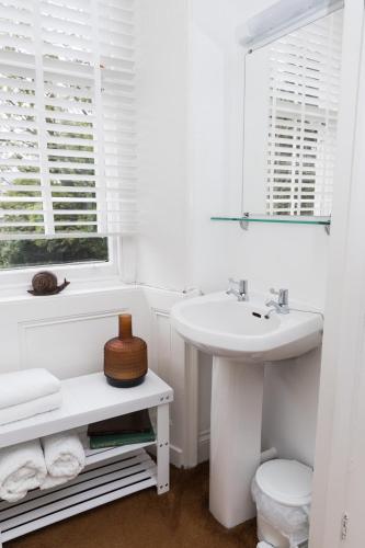 Double Room image 4