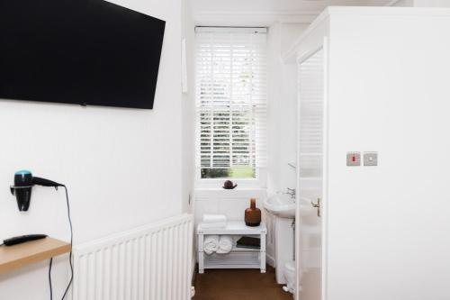 Double Room image 3