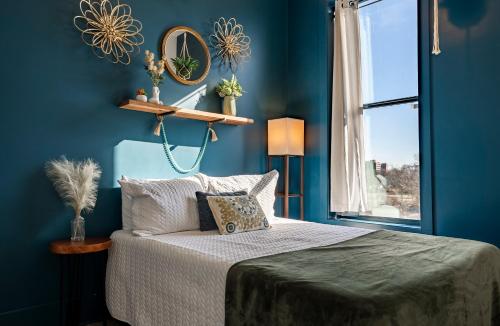 Designer Penthouse with Rooftop Deck Near Downtown and Lookout Mtn in Chattanooga, USA