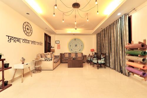 Παροχές, AmigosIndia in New Delhi