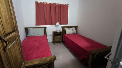Cabaña con patio y cochera con dos habitaciones