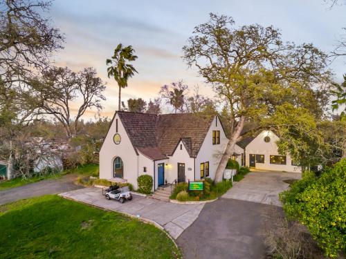 Tudors Village BNB