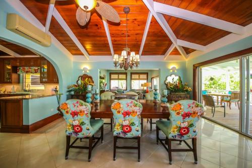 Shoys Beach House - 5 bedroom villa on the Beach! in 肖伊斯