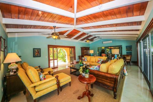 Shoys Beach House - 5 bedroom villa on the Beach! in 肖伊斯