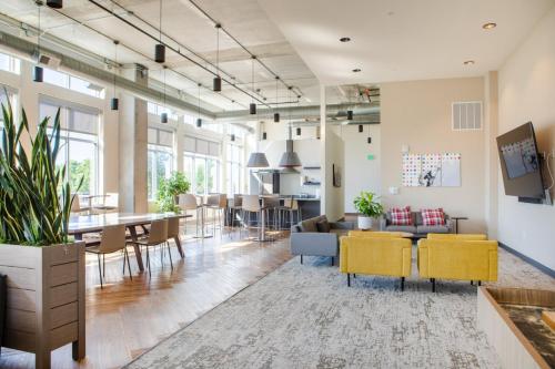 บริการและสิ่งอำนวยความสะดวก, Luxury Studio Apt Near Brady St with Balcony and Lake View near พิพิธภัณฑ์ศิลปะการตกแต่ง วิลล่าเทอร์เรซ