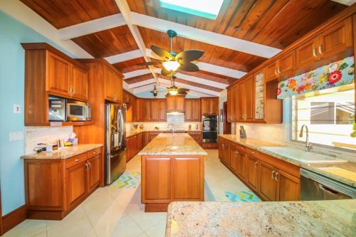 Shoys Beach House - 5 bedroom villa on the Beach! in 肖伊斯