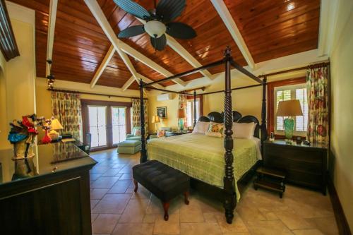 Shoys Beach House - 5 bedroom villa on the Beach! in 肖伊斯