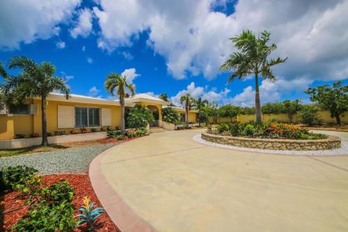 Shoys Beach House - 5 bedroom villa on the Beach! in 肖伊斯