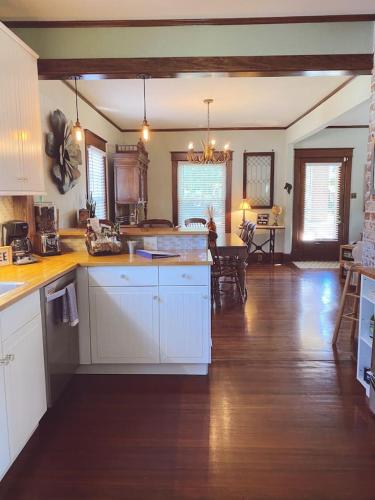 кухня, Bungalow Bills Cozy and convenient to Rupp Arena UK Horse Park and Keeneland in Eastside