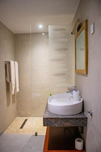 Ducha, Enotel Beach Hotel in San-Pedro
