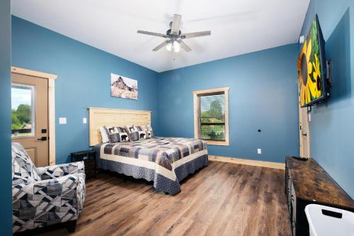 Brand new gorgeous 5BR cabin with mtn views, game room, hot tub, movie theater! in Pigeon Forge Külváros