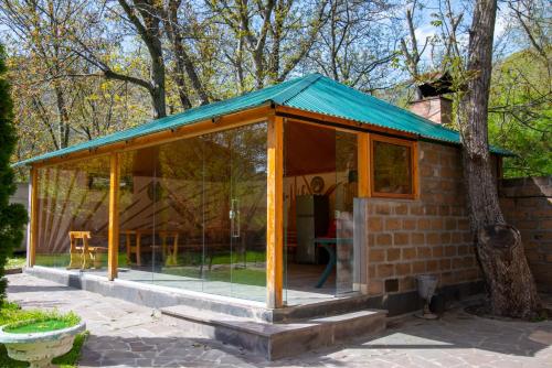 Alpina Guest House in Hermon