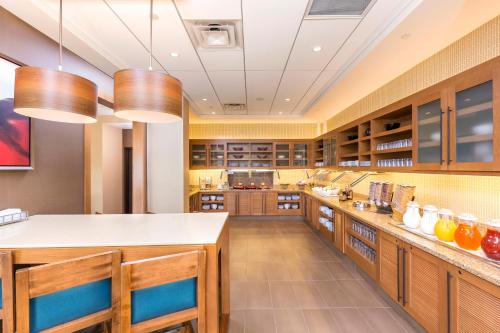 อาหารและเครื่องดื่ม, ไฮแอท เพลซ แคนตัน (Hyatt Place Canton) in แคนตัน (OH)