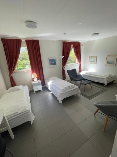 3 twin beds