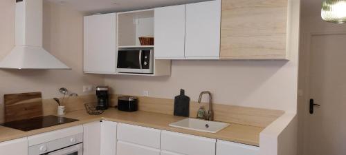 Kitchen, Cozy apartment for 4 people, beach 100m away in Saint Aygulf