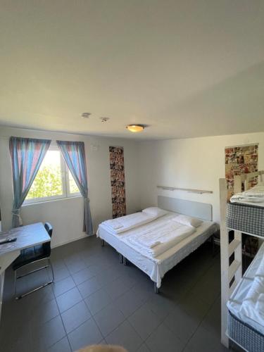 1 double bed, 2 bunk beds