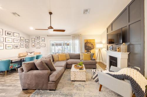 Dotări, Waterfront Home Just Minutes To Beach in East Naples