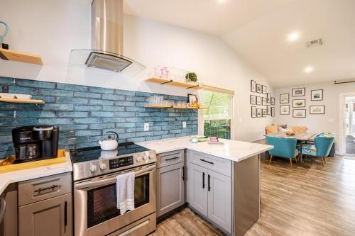 bucătărie, Waterfront Home Just Minutes To Beach in East Naples