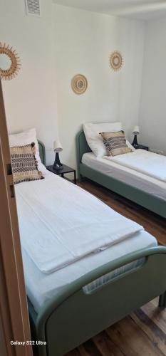 2 bedrooms, 3 beds